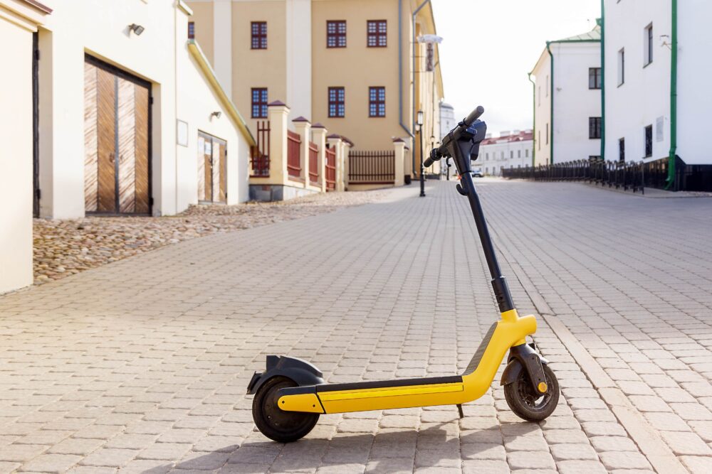 Embedos_yellow-escooter-micromobility-iot